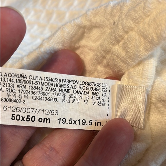 Zara Home Textured White Pillow Covers - 4 covers included - Picture 6 of 6